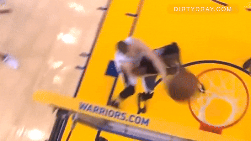 draymond green elbows Davis Bertans in the chin.